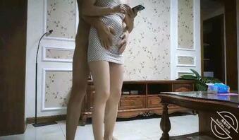 人妻偷情，嫂子背着老公跟小叔子站立69互舔，真是淫荡1