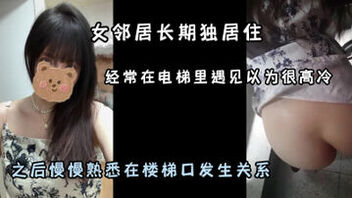 [原创]&ldquo;&rdquo;你也太胆大了，被发现羞羞的&rdquo;和邻居在电梯楼道口刺激做爱差点被发现