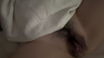 老婆第一次自己用玩具，一下子就喷水了，想试试3P