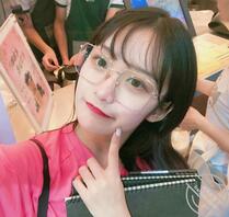 有没有人能羞辱下我亲妹妹，评价下她。真想把她出卖了。0