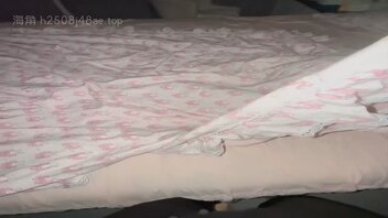 原创33，趁姐姐熟睡，摸上了姐姐的床，在姐姐发现后，还是将姐姐一顿爆操