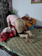 回家和妈妈操逼，看着妈妈在洗手间里洗干净骚逼，光着大屁股上床等着儿子插入0