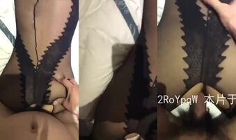 情趣黑丝，被按着操，呻吟动听