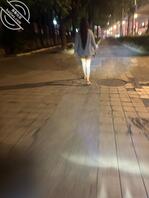 路上偷拍    裙子缠到车轮子不得已把裙子脱了