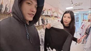 玩的就是刺激精彩！带着少妇去逛街，情到浓时到试衣间来一发，太爽了不敢