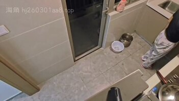 46.妈妈半推半就的在厨房被我操到回房间，妈妈的骚逼第一次亮相