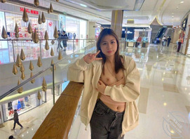 骚货女大，户外露出。女大学生就是要开发