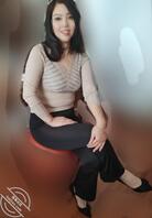 翘班去干同事小胖的妈刘阿姨，偷偷剪阿姨B毛回来送给他儿子闻一闻，真刺激儿