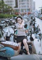 女友喜欢露着b在路边吃泡面