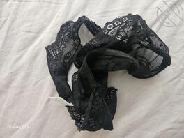 昨晚老婆穿着做爱，裆部好多淫水干了不明显，下次买个白色的，爱液痕迹会明显