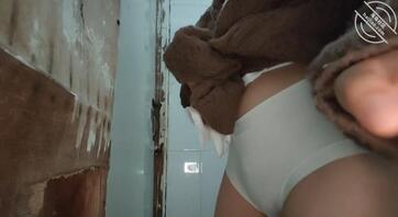 曝光自己，大一的淫荡学妹，每天都会偷偷的自慰想被操。1