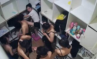 监控下的一幕：舞蹈妹子身材好，胸前的奶子蹦蹦跳2