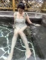 今天和我姐去泡温泉，几把硬了一下午有大神能帮她ao脱衣嘛，太想对她撸了2