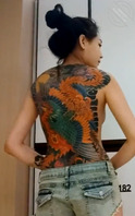 洗浴偷拍到一个满背娘们儿，长得真漂亮啊