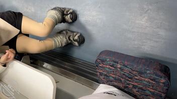 在火车上看见个骚货，准备一会拿她袜子打胶0