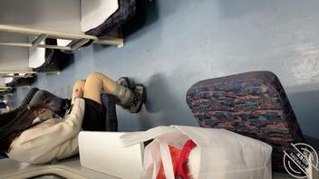 在火车上看见个骚货，准备一会拿她袜子打胶2