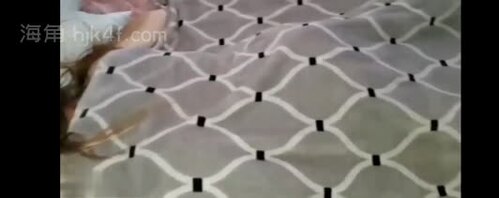 趁女儿睡着，轻车熟路插入女儿粉穴已经不是第一次这样了