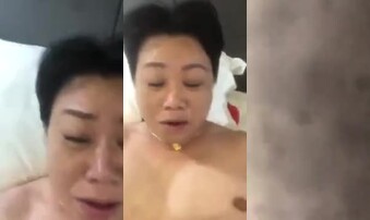 熟女干妈露脸被插的呲牙咧嘴，舒服极了，还说要死了