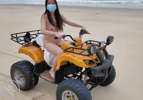 【露出专题】全裸骑沙滩摩托被猥琐大叔袭胸0