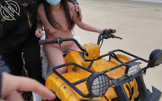 【露出专题】全裸骑沙滩摩托被猥琐大叔袭胸1