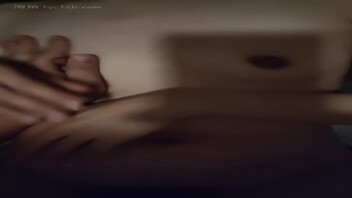 接上一段视频小骚货边艹边不让拍，叫声已久很淫荡，打手枪射屏吧