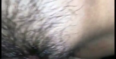 哥哥不在家，我来满足嫂子。一开始还不愿意最后抓住鸡吧往里面放！