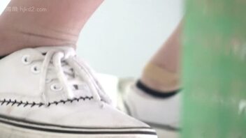 偷拍窥到同年级年轻姑娘黑森林