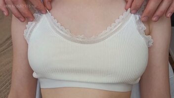 【高中生乳房按摩视频】青春的酮体_嫩乳看着就很喜欢_我直接撸射她奶子上