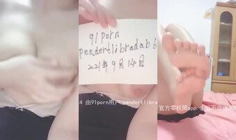 好骚的骚货呀，假阳具插得真卖力