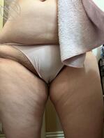 這個胖妞的胸部就有點下垂了喔