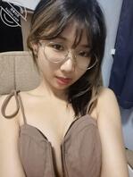 清纯眼镜女孩的反差小黑逼