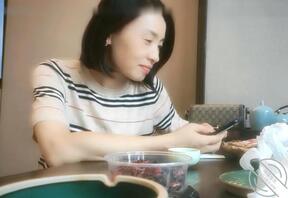 那位大神认识这位，短发小学英语教师啊