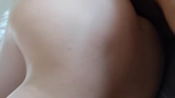 我老婆和她老公都不在家他来接东西，我在看小视频 也是一起看了