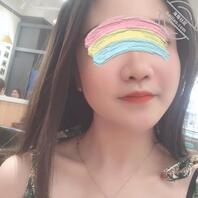 分享骚媳妇的裸体，大奶子又白又大，还有嫩嫩的脚丫