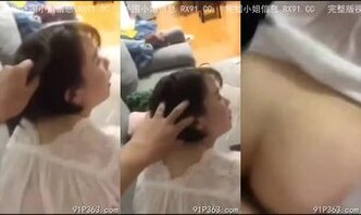 短发少妇太饥渴了衣服没来得及脱直接就猛操