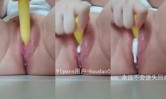 丰满少妇自己干出白浆