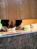 原创厕拍！这次不露脸，但是骚逼很清楚！好像被发现了！1