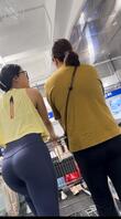 极品瑜伽肥臀眼镜少妇勒出波浪状花边内裤 撅起屁股扶着推车诱惑十足 2
