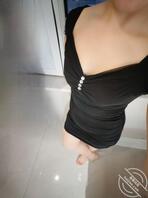 .我妈穿上性感的新衣，给我拍了几张照片