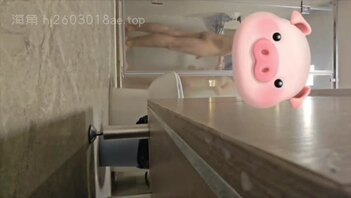 53.妈妈穿着我从没见过的短睡裙在厅里睡着了，我忍不住过去把她摸醒