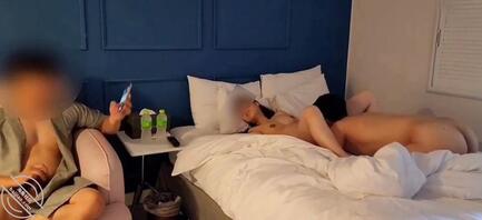 绿帽奴一边撸管一边用手机拍摄，单男无套暴操淫荡的老婆，骚逼被精液灌满