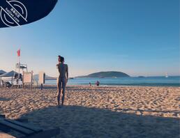 就喜欢把逼露出来---小姐姐超大胆，海边沙滩全裸露出，最后一张还能看到脸