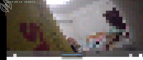 眼睁睁的看着她换上衣服,喷上香水上了陌生人的车,我该怎么办?1