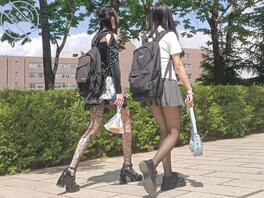 短裙黑丝+蜘蛛袜双飞抄底！女大反差露出诱惑！1